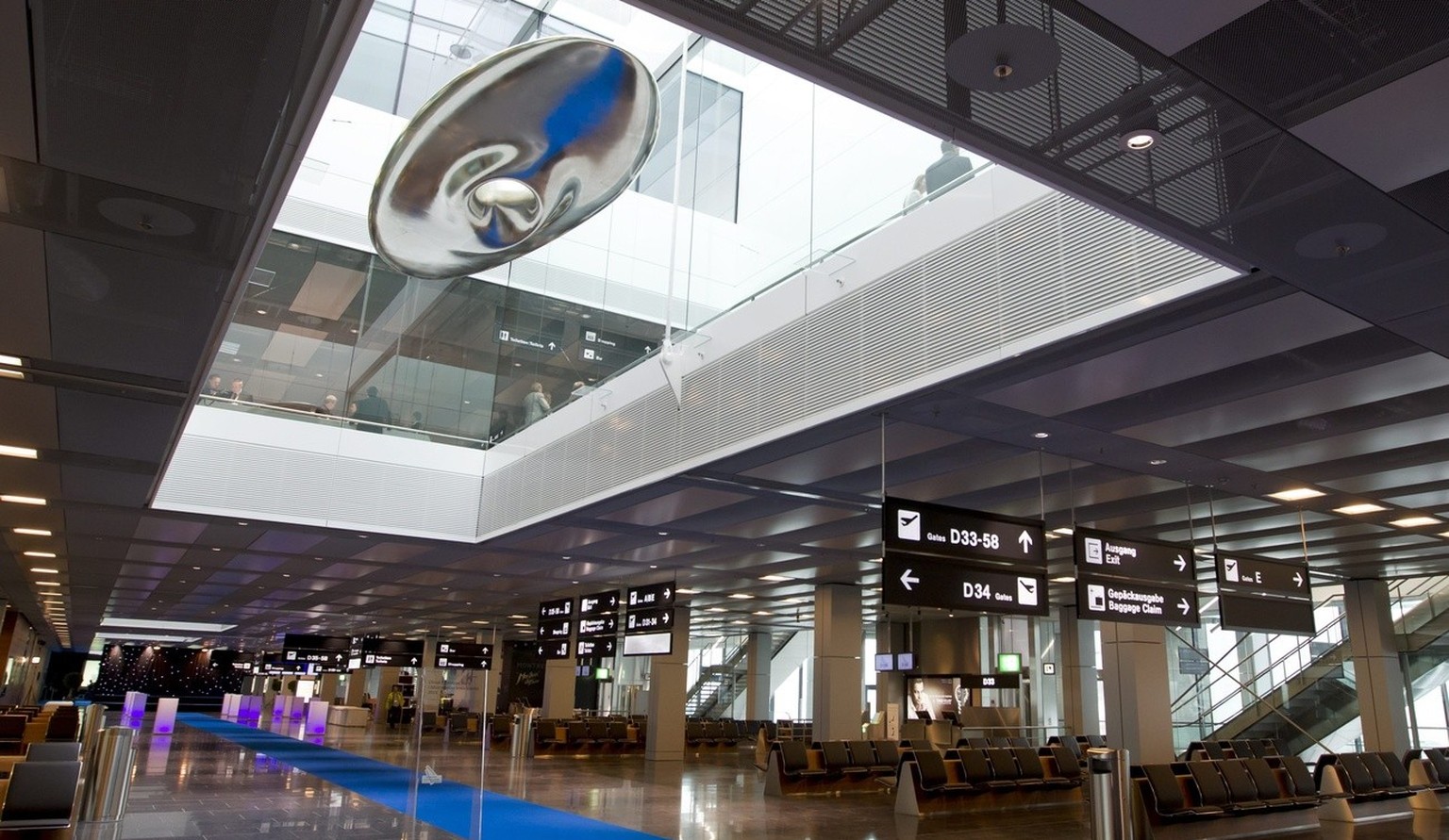 Die Skulptur &quot;Cloud Prototype No. 6&quot; des Kuenstlers Inigo Manglano-Ovalle haengt wie ein UFO im neuen Dock B anlaesslich der Eroffnungsfeier am Dienstag, 22. November 2011 in Zuerich. Das ne ...