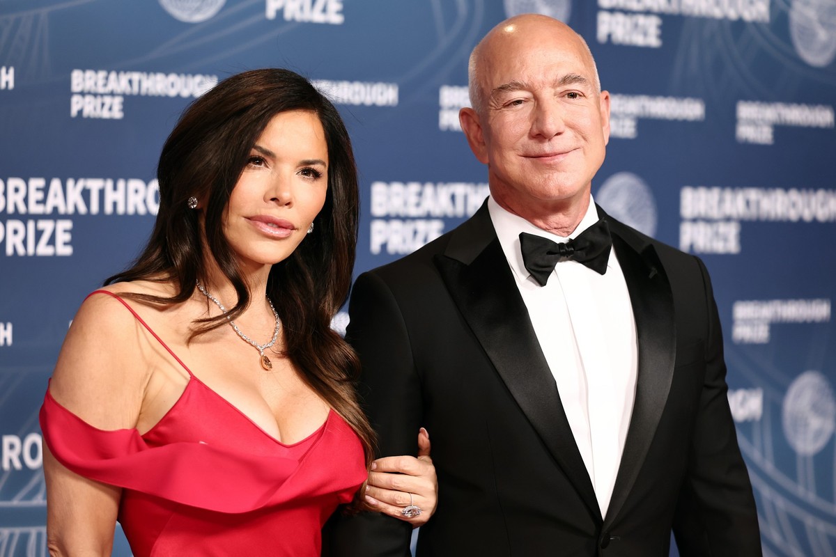 SANTA MONICA, CALIFORNIA - APRIL 05: (L-R) Lauren Sánchez and Jeff Bezos attend the 11th Breakthrough Prize Ceremony at Barker Hangar on April 05, 2025 in Santa Monica, California. (Photo by Emma McIn ...