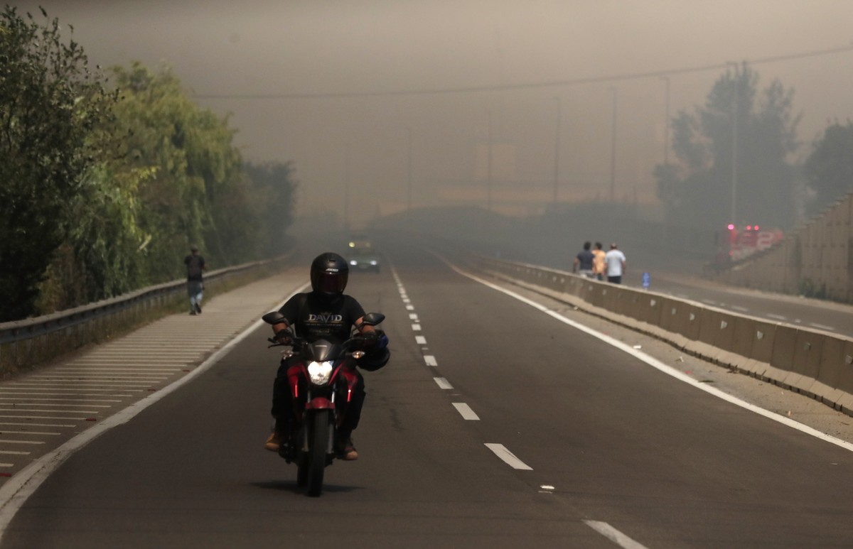 epa11124908 Smoke fills the sky from forest fires affecting the Las Palmas area, Vina del Mar, Valparaiso Region, Chile, 03 February 2024. The fires in the central region of Valparaíso have caused at  ...