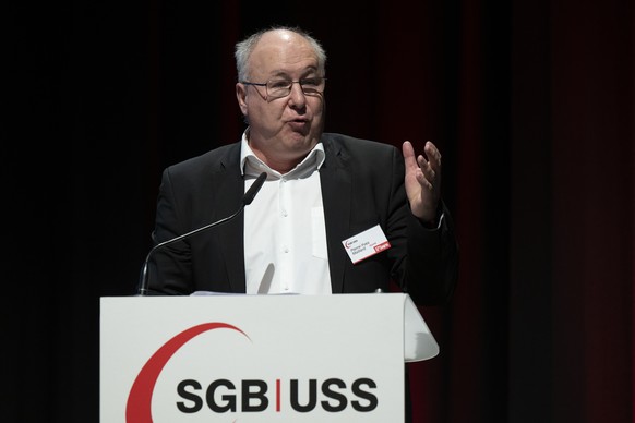 Pierre Yves Maillard, Praesident, bei der Eroeffnungsrede am 57. Kongress des Schweizerischen Gewerkschaftsbundes SGB, am Freitag, 25. November 2022, in Interlaken. (KEYSTONE/Peter Schneider)