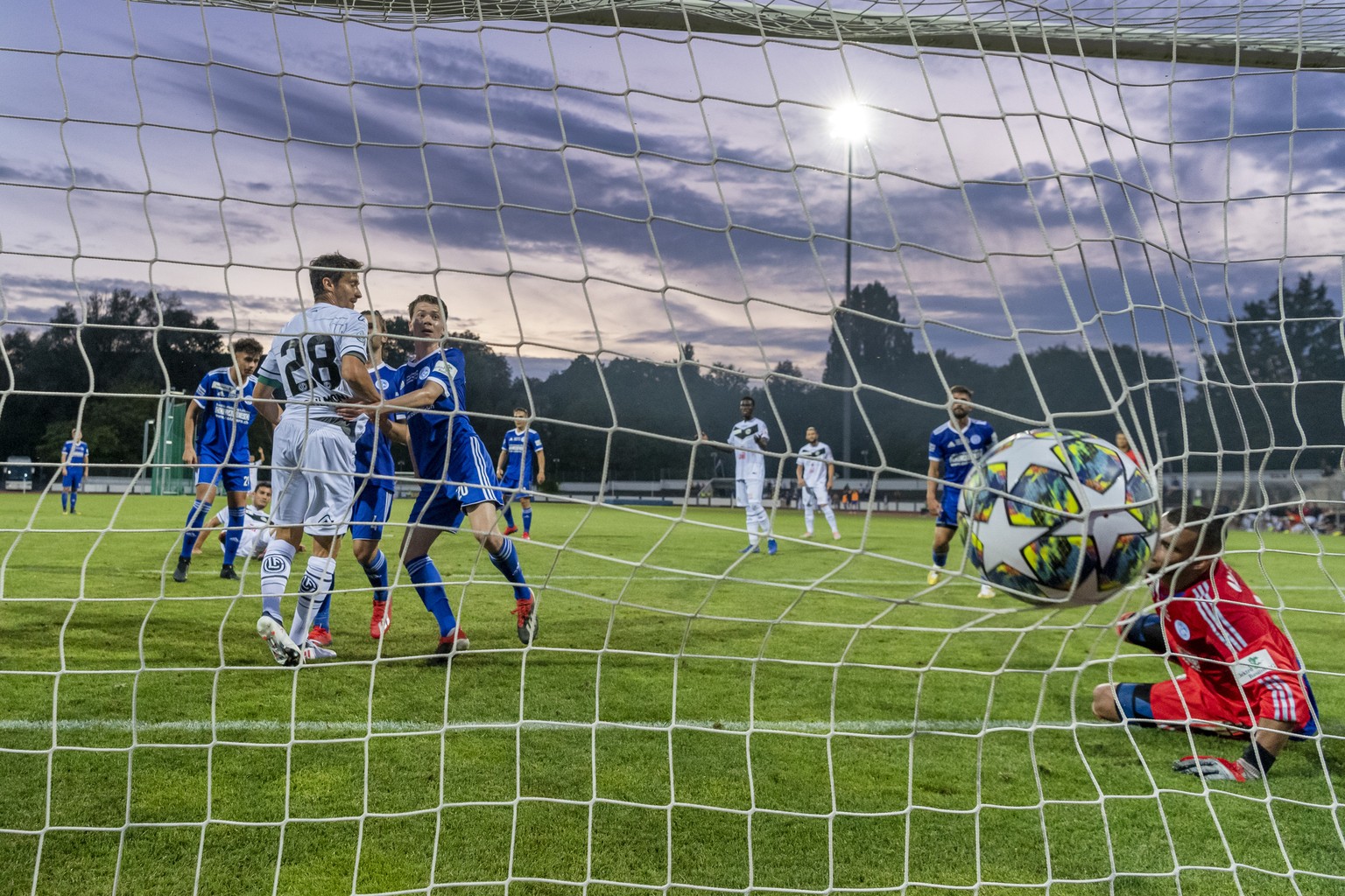 Luganos Fulvio Sulmoni, links, erzielt das 0:4 in der ersten Runde des Schweizer Fussball Cups zwischen dem FC Condordia Basel und dem FC Lugano im Leichtathletikstadion St. Jakob in Basel, am Freitag ...