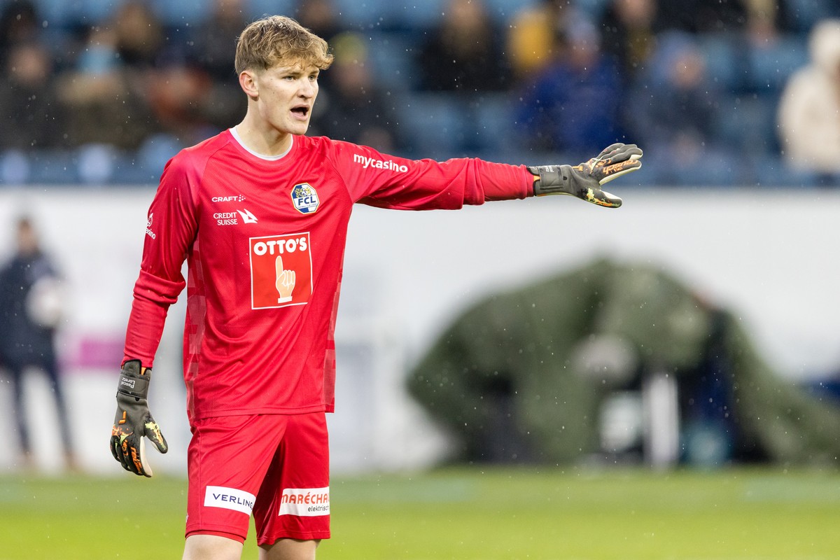 FC Luzerns Torhueter Pascal Loretz gibt Anweisungen im Fussball Meisterschaftsspiel der Super League zwischen dem FC Luzern und dem BSC Young Boys Bern am Sonntag, 5. Februar 2023 in der Swissporarena ...