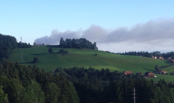 Die Rauchwolken sind kilometerweit sichtbar – Aufnahme zwischen Oberegg und Wald (AR).