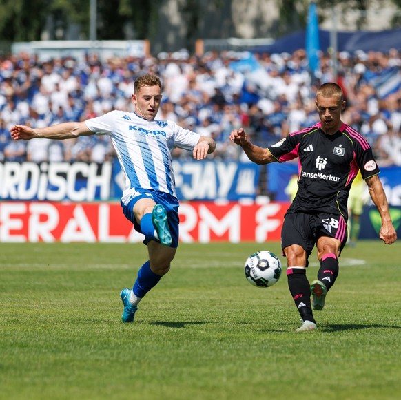 Miro Muheim Hamburger SV im Zweikampf mit Luca Eichhorn FK 03 Pirmasens, FK 03 Pirmasens vs Hamburger SV, Fussball, DFB Pokal, 1. Runde, Saison 2025/2026, 16.08.2025 FK 03 Pirmasens vs Hamburger SV, F ...