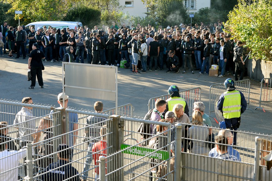 St. Galler Fans stehen vor dem Stadion Bruegglifeld in Aarau vor dem Spiel zwischen dem FC Aarau und dem FC St. Gallen am 18. Oktober 2014.