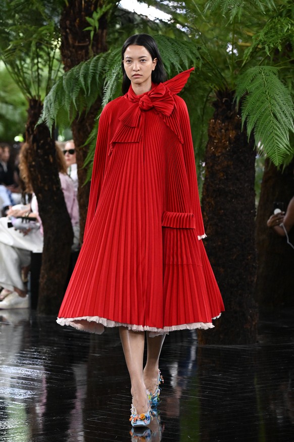 A model wears a creation as part of the Christian Dior Haute Couture Fall/Winter 2026-2027 Women's collection presented in Paris, Monday, July 6, 2026. (AP Photo/Emma Da Silva)
France Fashion Chr ...
