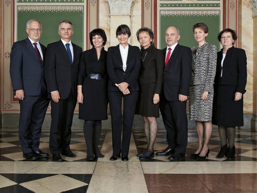 HANDOUT - Das offizielle Bundesratsfoto 2011 mit den Bundesraetinnen und Bundesraeten Johannes Schneider-Ammann, Didier Burkhalter, Doris Leuthard, Bundespraesidentin Micheline Calmy-Rey, Eveline Widm ...