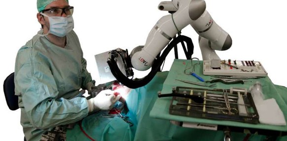Roboter CARLO (kurz für Computer Assisted, Robot-guided Laser Osteotome) kann Knochen kontaktfrei und präzise mit einem Laserstrahl schneiden.