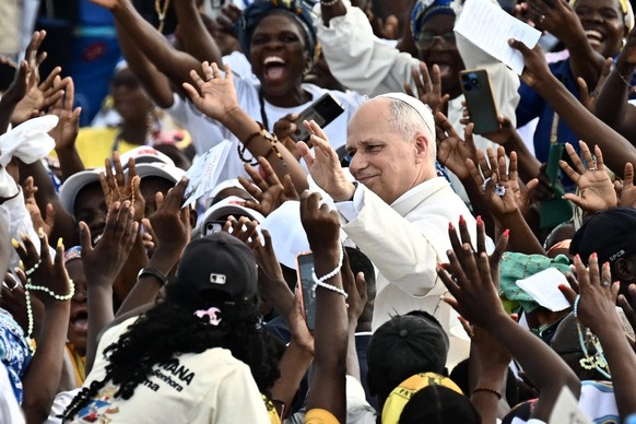 epa12900949 Pope Leo XIV greets the faithful gathering to attend the Holy Rosary prayer at the 'Mama Muxima' Shrine, in Muxima, Angola, 19 April 2026. The Pope is on an eleven-day apostolic  ...