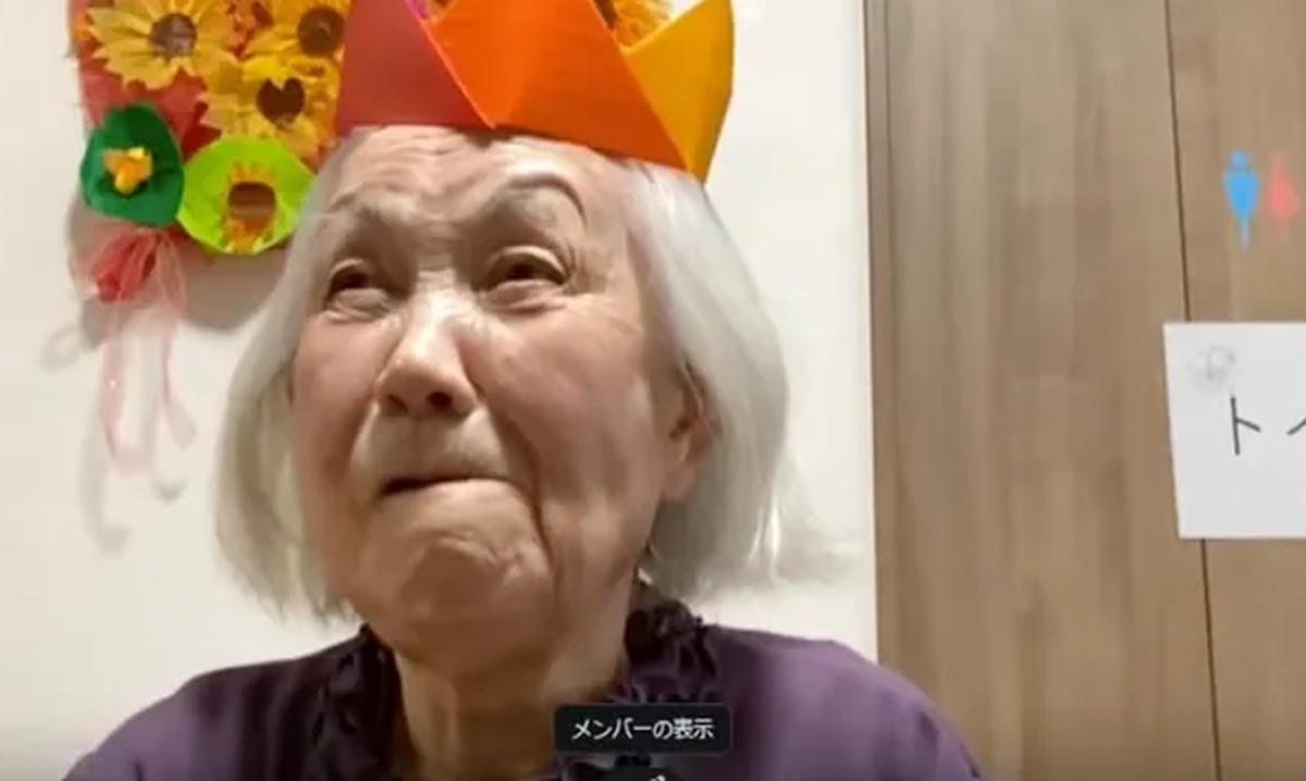 Hisako Sakai trägt eine Krone nach dem Gewinn eines eSports-Turniers.