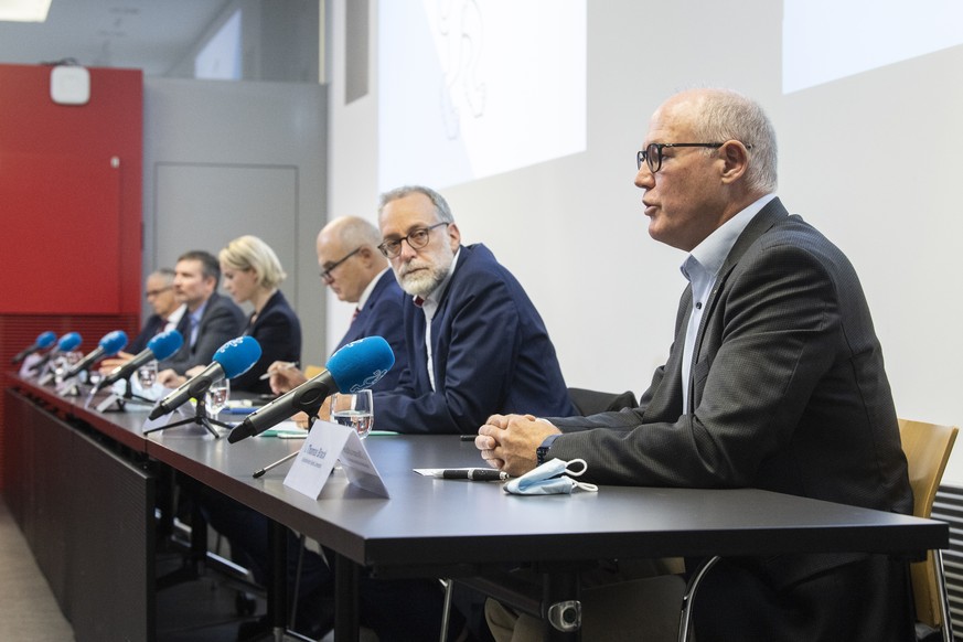 Thomas Brack, Spitaldirektor Spital Limmattal, rechts, spricht an einer Medienkonferenz ueber die Situation in den Spitaelern im Kanton Zuerich im Zusammenhang mit der Coronavirus-Pandemie, aufgenomme ...