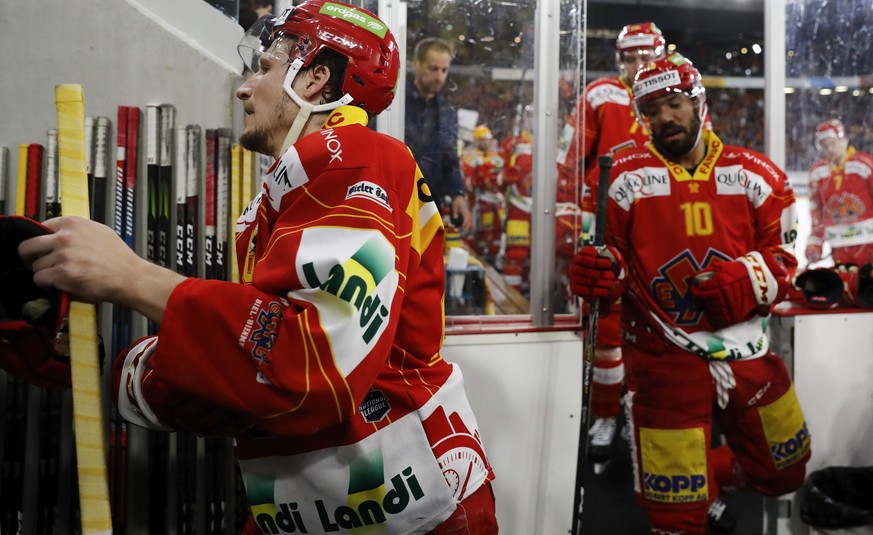 Biels Damien Brunner, links, und Biels Robbie Earl gehen in die Kabine, im vierten Eishockey Playoff-Halbfinalspiel der National League zwischen dem EHC Biel und dem SC Bern, am Dienstag, 2. April 201 ...