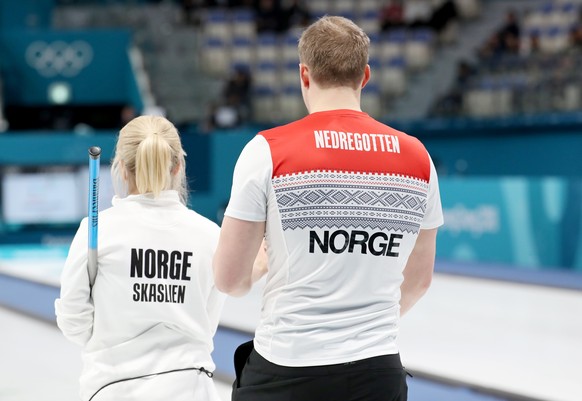 epa06514554 Kristin Skaslien (L) and Magnus Nedregotten of Norway during the Mixed Doubles Round Robin match against China at the Gangneung Curling Centre in Gangneung during the PyeongChang Winter Ol ...