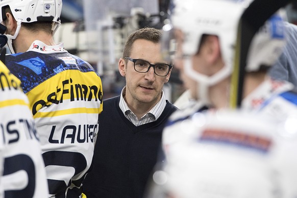 Ambris Trainer Luca Cereda, fotografiert beim Eishockey Meisterschaftsspiel der National League A zwischen den HC Biel und dem HC Ambri-Piotta, am Samstag, 30. September 2017, in der Tissot Arena in B ...