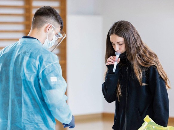 Spucktest an der Schule: Nicht alle Kantone handhaben das gleich.