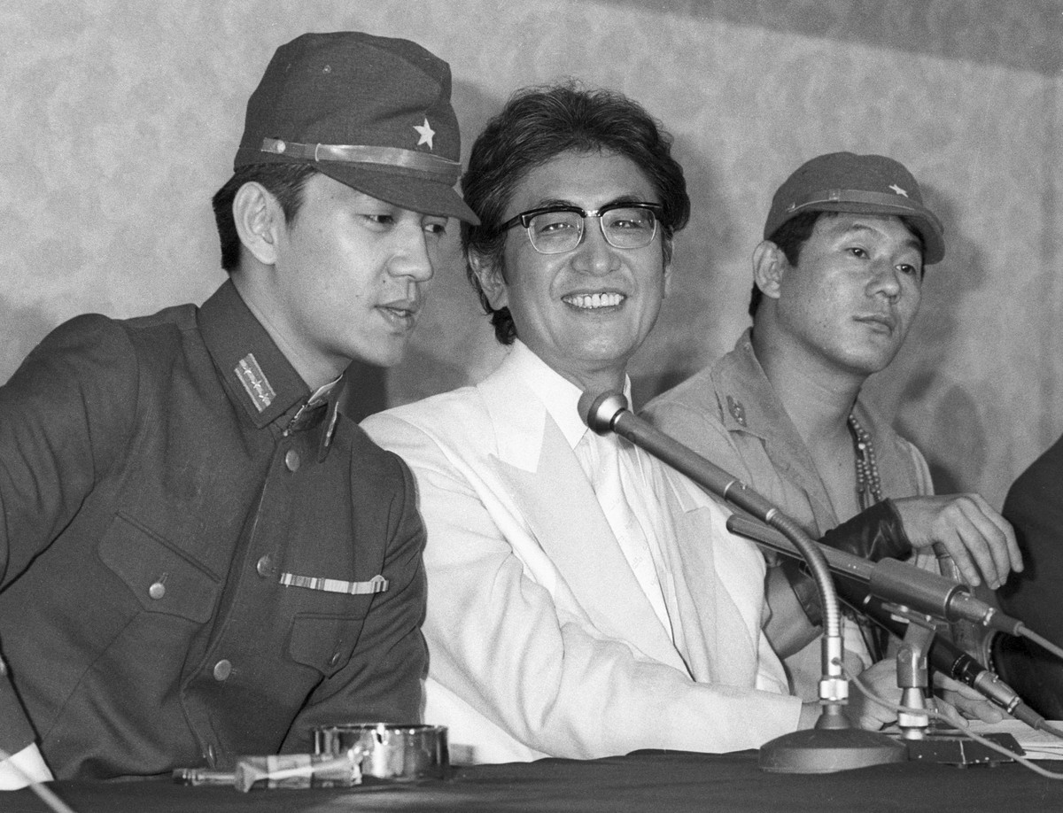 Le réalisateur Nagisa Oshima, au centre, ainsi que les acteurs Ryuichi Sakamoto, à gauche, et Takeshi Kitano, à droite, à une conférence de presse pour son film Merry Christmas, Mr. Lawrence en 1982.