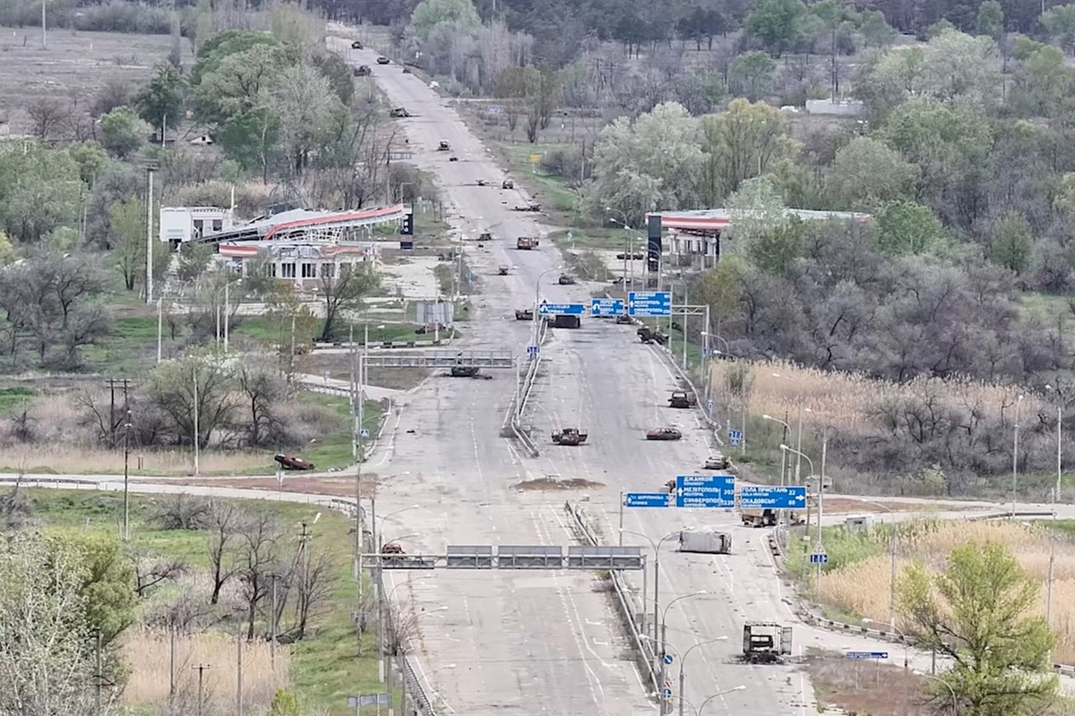Auf einer Autobahn in der von Russland besetzten Stadt Oleshky in der Region Cherson in der Ukraine sind zerstörte Autos zu sehen.