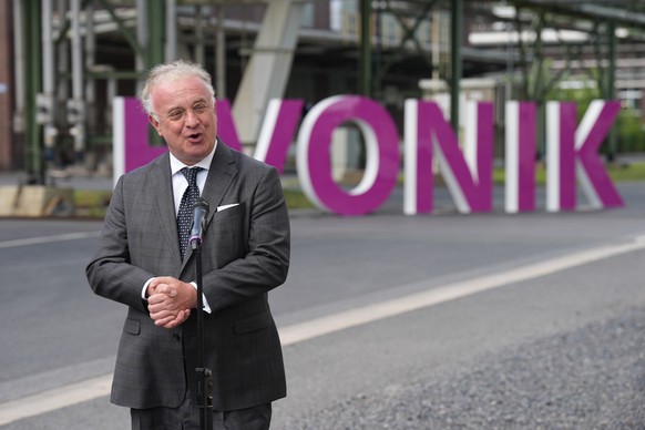 epa11565571 Chairman of the Executive Board of Evonik Industries AG, Christian Kullmann (L) delivers a speech during a tour by German Chancellor Olaf Scholz of the Evonik Industries Rheticus project f ...