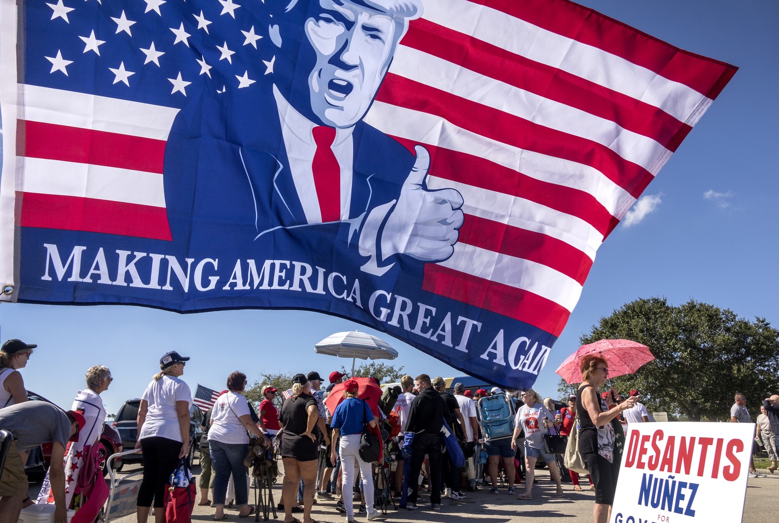 Trump-Fans stehen in Fort Myers (Florida) an, um einen Auftritt ihres Idols zu erleben.