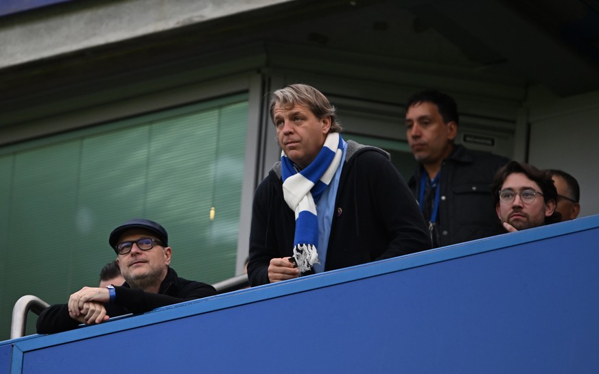 epa10259206 Chelsea owner Todd Boehly (C) attends the English Premier League soccer match between Chelsea FC and Manchester United in London, Britain, 22 October 2022. EPA/DANIEL HAMBURY EDITORIAL USE ...