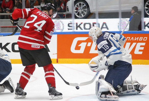 Canadaﾂ痴 Corey Perry, left, attacks the net of goalkeeper Mikko Koskinen of Finland during the Hockey World Championships Group B match in St.Petersburg, Russia, Tuesday, May 17, 2016. (AP Photo/Dmitr ...