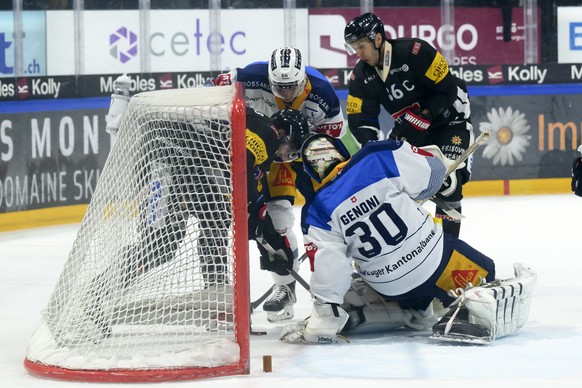 Gotterons Killian Mottet, Zugs Nico Gross, Zugs Torhueter Leonardo Genoni, und Gotterons Julien Sprunger, kaempfen um den Puck, beim Eishockey Meisterschaftsspiel der National League A zwischen den HC ...