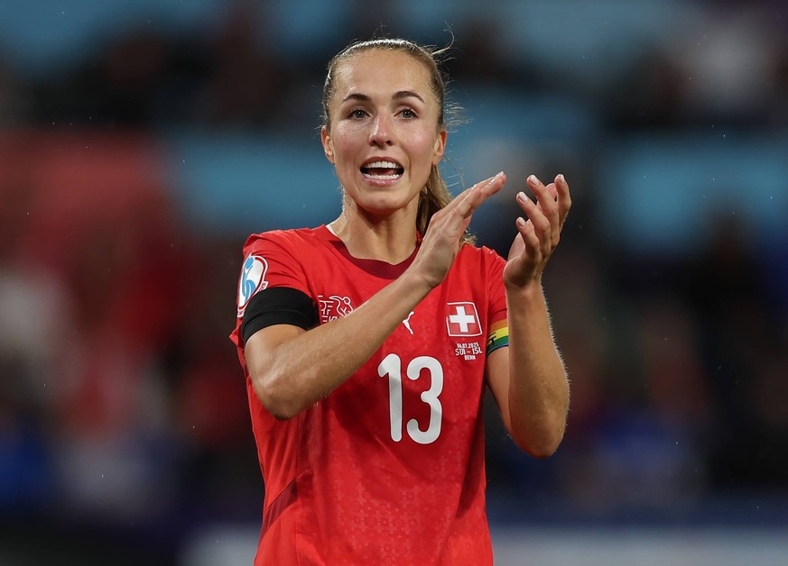 06.07.2025, Fussball Frauen Europameisterschaft, UEFA Womens EURO 2025, Schweiz - Island, Gruppe A, Stadion Wankdorf Bern, v.l., Lia Joelle W�lti Schweiz bedankt sich bei den Fans, bedanken, Dank, Man ...