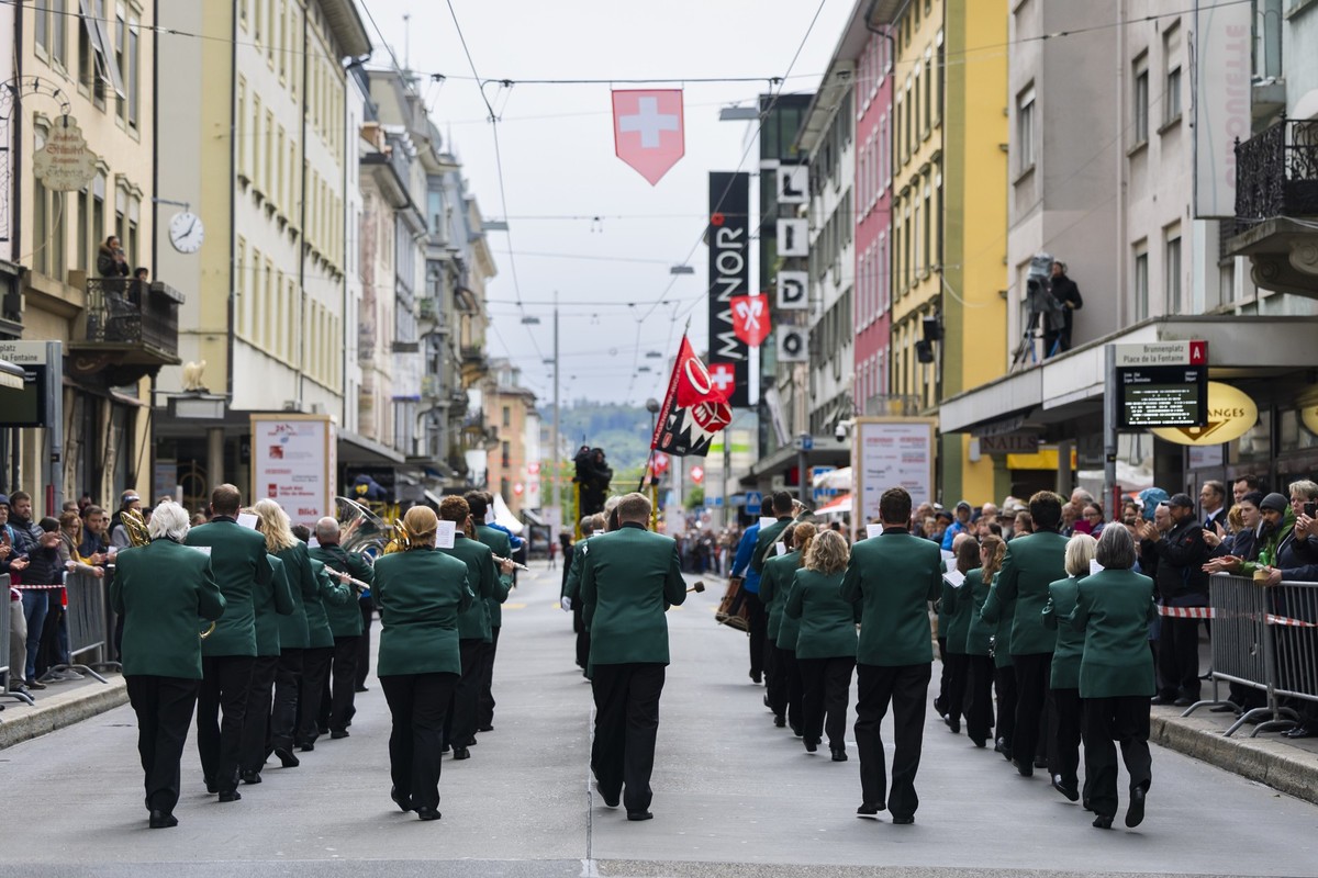 KEYPIX - Musikantinnen der Musikgesellschaft Haegendorf-Rickenbach spielen und marschieren waehrend der Parade beim Eidgenoessischen Musikfest, am Donnerstag, 14. Mai 2026 in Biel. (KEYSTONE/Peter Kla ...