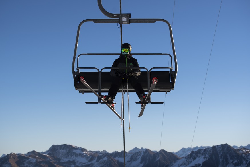 Skifahrer mit Schutzmaske gegen Covid-19, aufgenommen am Sonntag, 29. November 2020, beim "Hoernli" in Arosa. Ab diesem Wochenende gehen einige Lifte vor Ort in den taeglichen Betrieb. (KEYS ...