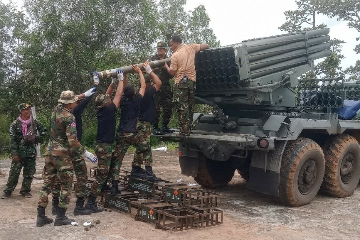 Des soldats cambodgiens rechargent le lance-roquettes multiple BM-21 dans la province de Preah Vihear, le 24 juillet 2025.