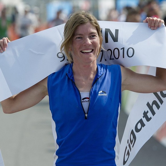 Nina Brenn aus Zuerich, Siegerin der Kategorie Single Woman am Sonntag 11. Juli 2010 in Thun. (KEYSTONE/Peter Schneider)