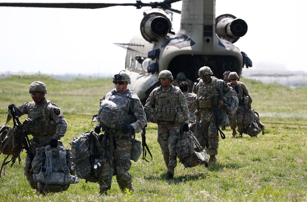 epa09925690 Soldiers from the 2nd Infantry Division of US Forces in Korea participate in a contest for the 'best warrior and best squad' among troops of the US 2nd Infantry Division and Kore ...