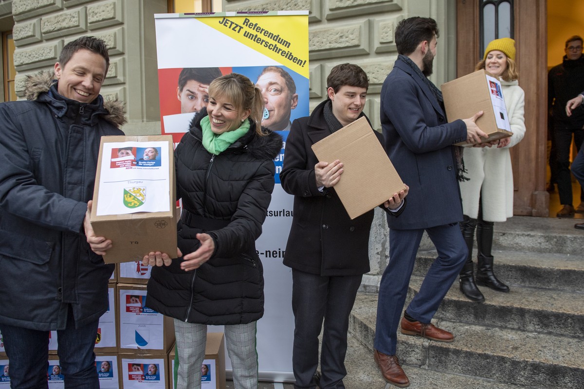 Nationalraetin, Diana Gutjahr, SVP/TG, Benjamin Fischer Praesident junge SVP Zuerich, Nicolas Rimoldi, Co Praesident Junge FDP/LU, Susanne Brunner, Co Praesidentin vom Ueberparteilichen Komitee, von l ...