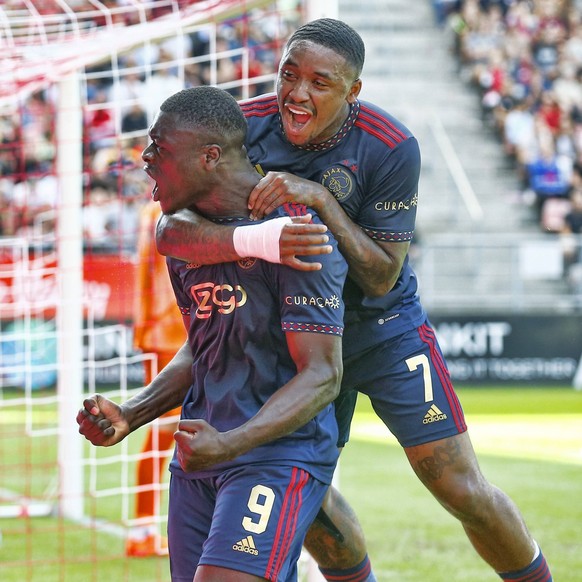 UTRECHT, 28-08-2022, Stadion Galgenwaard, Dutch Eredivisie Football, season 2022 / 2023, during the match Utrecht - Ajax. Ajax player Steven Bergwijn celebrates 0-2 scored by Ajax player Brian Brobbey ...