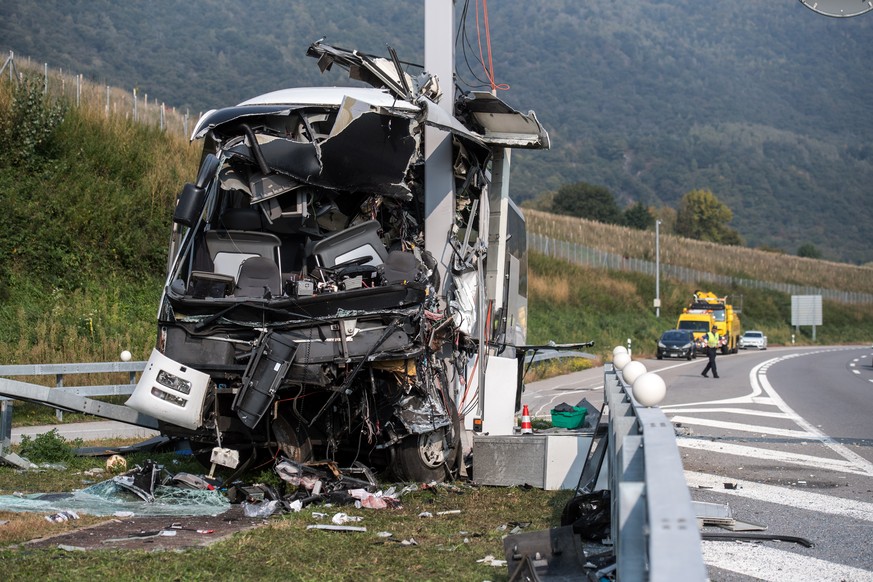 epa07092300 The wreck of a bus is seen at the site of an accident on the highway A2 in Sigirino, canton of Ticino, Switzerland, 14 October 2018. The A2 highway between Rivera and Lugano-North was clos ...