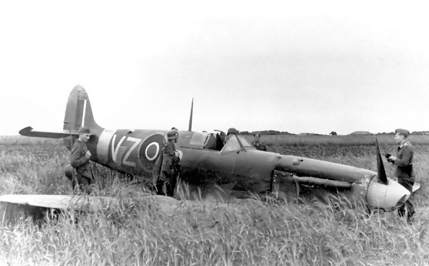 Deutsche Soldaten mit einer abgeschossenen Spitfire
http://spitfiresite.com/wp-content/uploads/2012/07/Abschuss-JG26-Spitfire.jpg