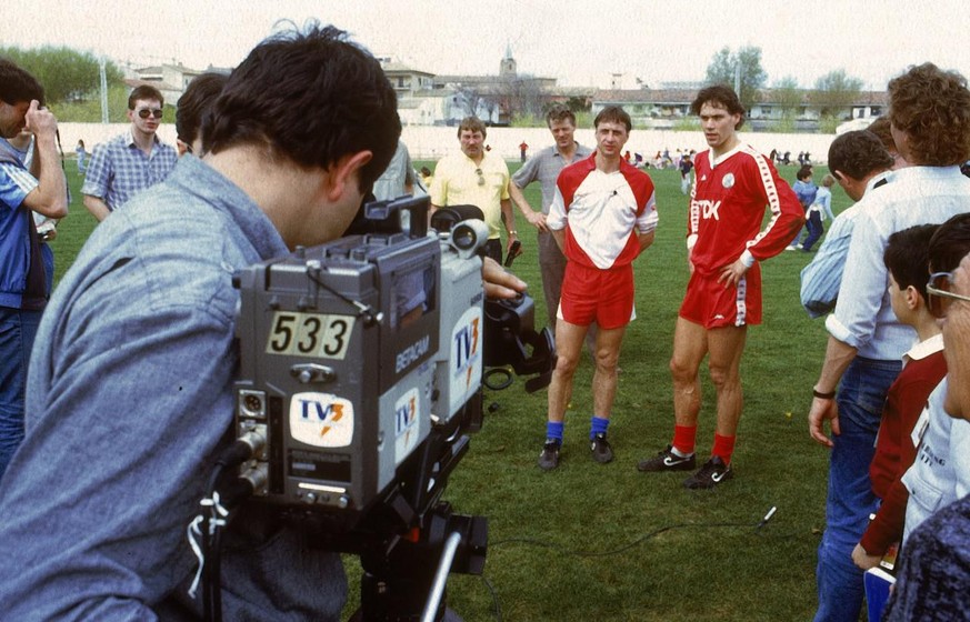 20.04.1987 Copyright: imago/DUTCHPHOTO
Marco van Basten (re.) und Trainer Johan Cruyff (beide Ajax Amsterdam) werden von einem Kameramann gefilmt - PUBLICATIONxNOTxINxNED; Johann, Vdia, quer, Kamera,  ...