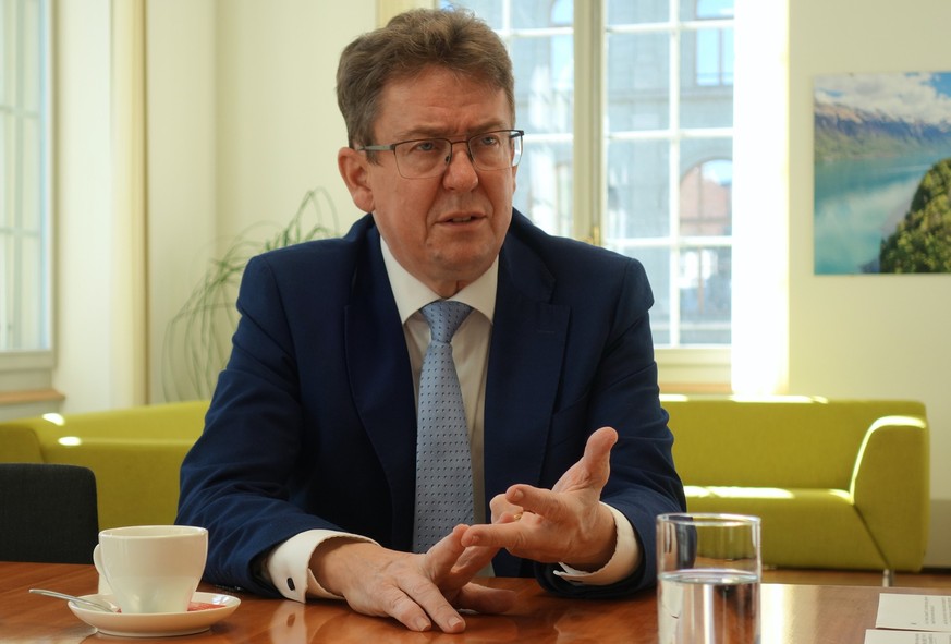 Bundesrat Albert Rösti (SVP) spricht im Interview mit watson in seinem Büro im Bundeshaus Nord über die bevorstehenden Abstimmungen am 24. November 2024 zum Autobahnausbau, die Aufhebung des AKW-Neuba ...