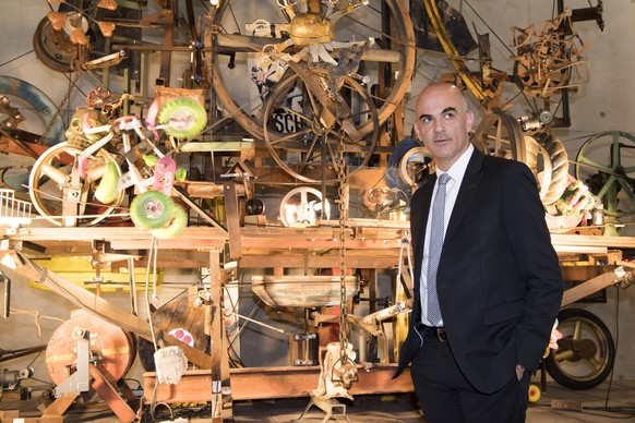 Bundesrat und Schirmherr des TINGUELY2016-Jahres, Alain Berset, posiert vor dem &quot;Le Retable de l&#039;Abondance et du Mercantilisme Totalitaire&quot; von Jean-Tinguely, anlaesslich des Grand Prix ...