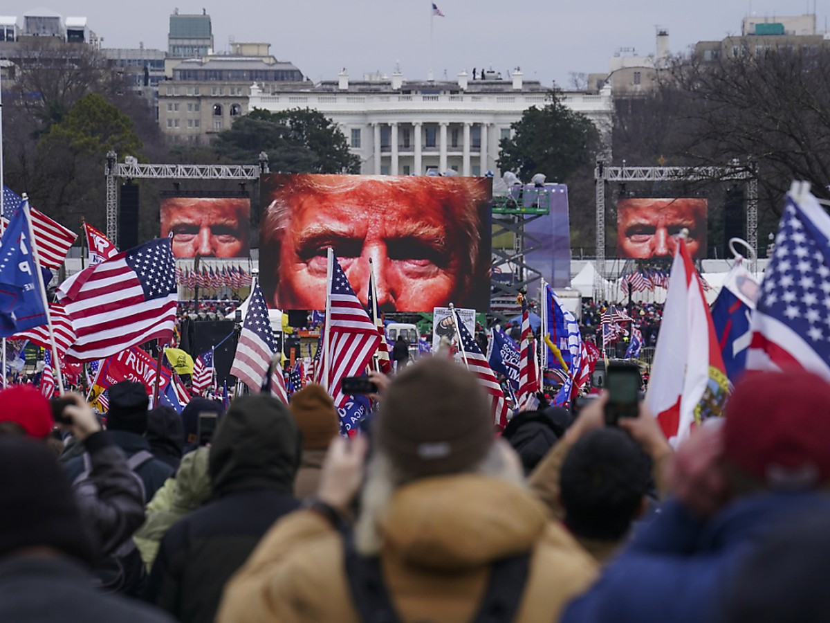 Des milliers de partisans de Donald Trump avaient envahi le siège du congrès américain pour tenter d'empêcher les élus de certifier la victoire de Joe Biden à l'élection présidentielle (arch ...