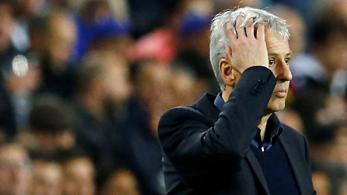 epa08029816 Borussia Dortmund's head coach Lucien Favre reacts during a UEFA Champions League's group F soccer match between FC Barcelona and Borussia Dortmund at the Camp Nou Stadium in Bar ...