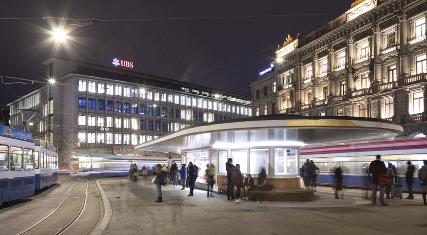 ARCHIVBILD ZUR BUSSE DER WEKO GEGEN DIE GROSSBANKEN WEGEN EINES DEVISENKARTELLS, AM DONNERSTAG, 6. JUNI 2019 - Paradeplatz square with the tram stop &quot;Paradeplatz and the headquarters of the two S ...