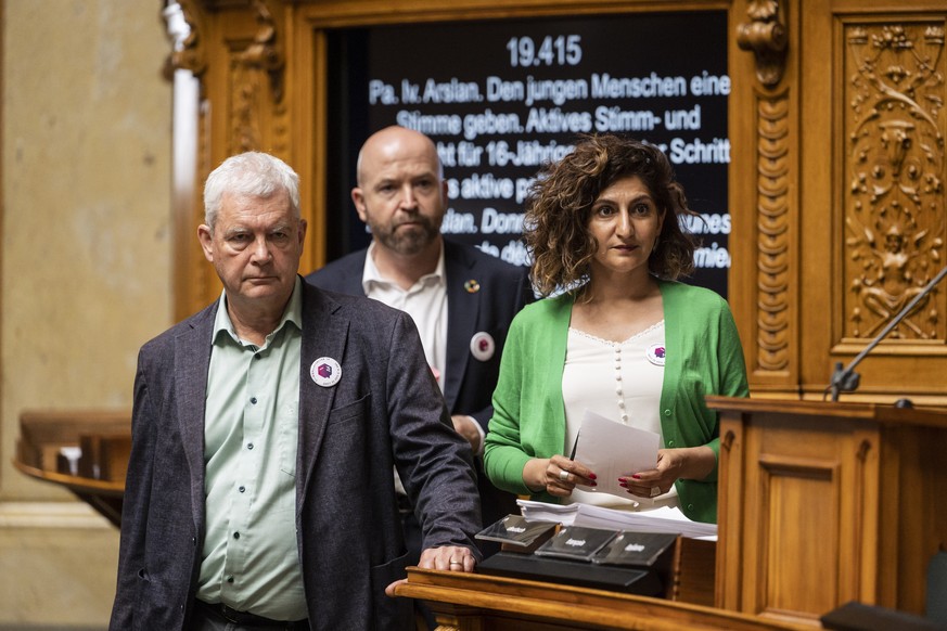 Sibel Arslan, GP-BS, Nicolas Walder, GP-GE, und Felix Wettstein, GP-SO, von rechts, hoeren einem Votum zu Arslans Parlamentarischen Initiative fuer Stimmrecht 16 zu, an der Sommersession der Eidgenoes ...