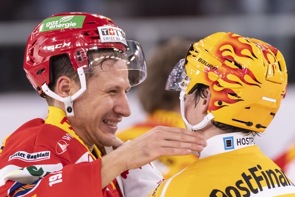 Rapperswils Dominik Egli, rechts, gratuliert dem Bieler Man of the Match, Damien Brunner, beim Eishockey Meisterschaftsspiel der National League zwischen dem EHC Biel und dem SC Rapperswil-Jona Lakers ...