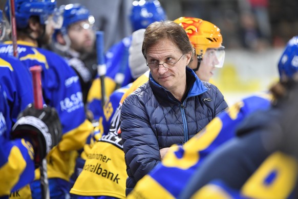 Cheftrainer Arno Del Curto von Davos, beim Eishockey-Qualifikationsspiel der National League A zwischen dem HC Davos und EHC Biel, am Donnerstag, 22. Dezember 2016, in der Vaillant Arena in Davos. (KE ...