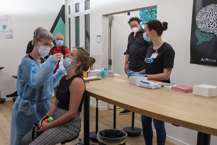 Personen muessen sich gegen Covid 19 testen lassen bei einem Pilotversuch anlaesslich dem Konzert von Patent Ochsner, am Montag, 21. Juni 2021, in Bern. Rund fuenfhundert Personen duerfen ohne Maske a ...