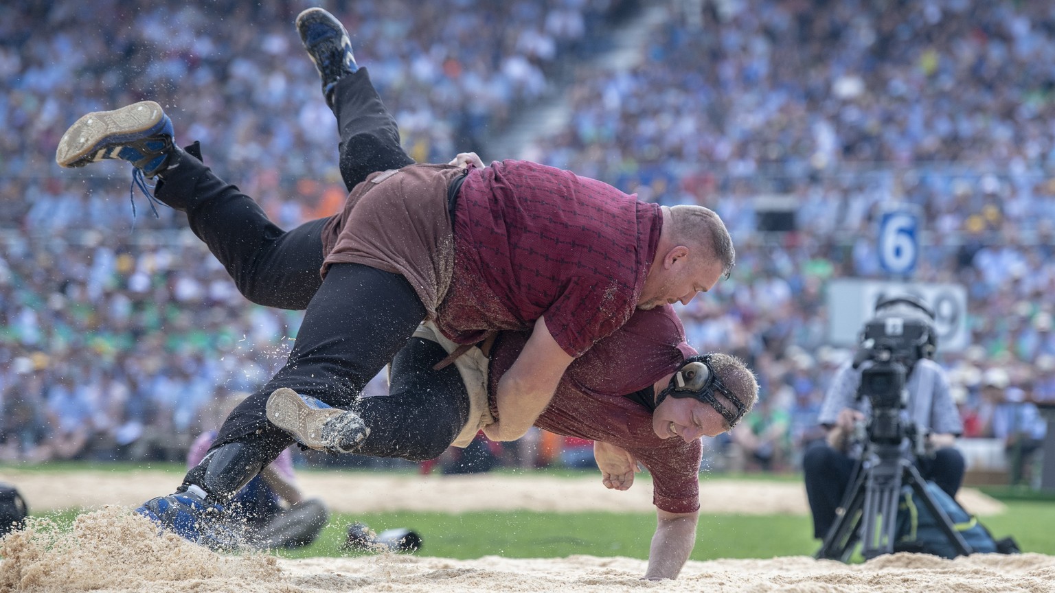 Christian Stucki, vorne, und Christoph Bieri, hinten, im 2. Gang am Eidgenoessischen Schwing- und Aelplerfest (ESAF) in Zug, am Samstag, 24. August 2019. (KEYSTONE/Urs Flueeler)