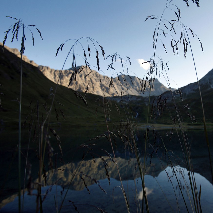 Das Erzhorn, in der Bildmitte, spiegelt sich auf der Wasseroberflaeche des Schwellisees bei Arosa, aufgenommen am 25. August 2007. (KEYSTONE/Alessandro Della Bella)

The Erzhorn mountain, center, is r ...