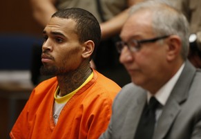 Da sitzt er und guckt wie ein Lämmchen: Chris Brown bei der Anhörung.&nbsp;