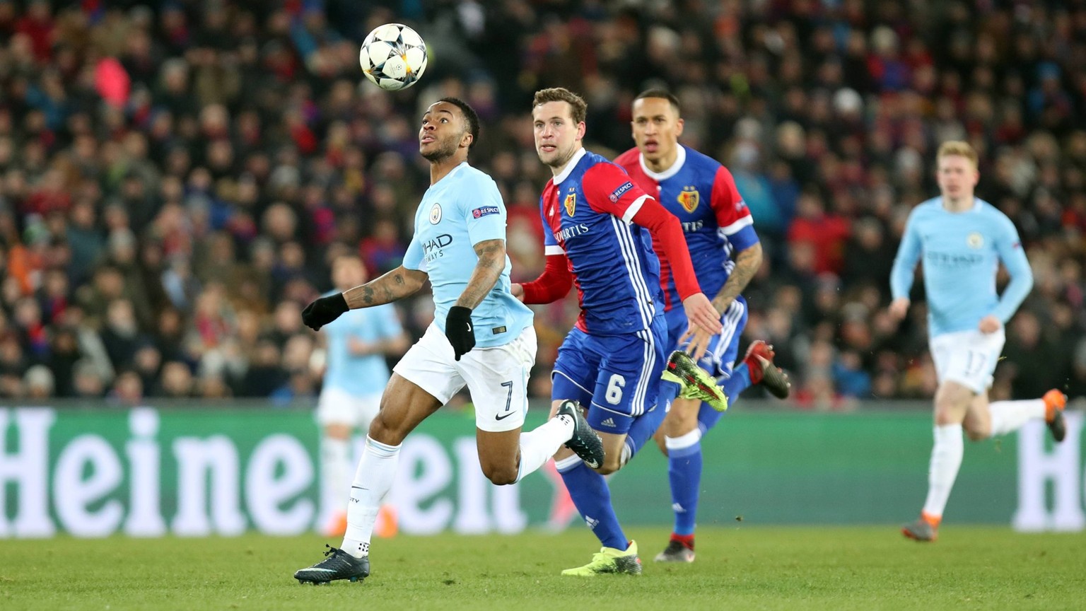 FC Basel - Manchester City Schweiz, Basel, 13.02.2018, Fussball, Champions League, Saison 2017/2018, Achtelfinale, Hinspiel, FC Basel - Manchester City: v.l. Raheem Sterling (Manchester City), Fabian  ...